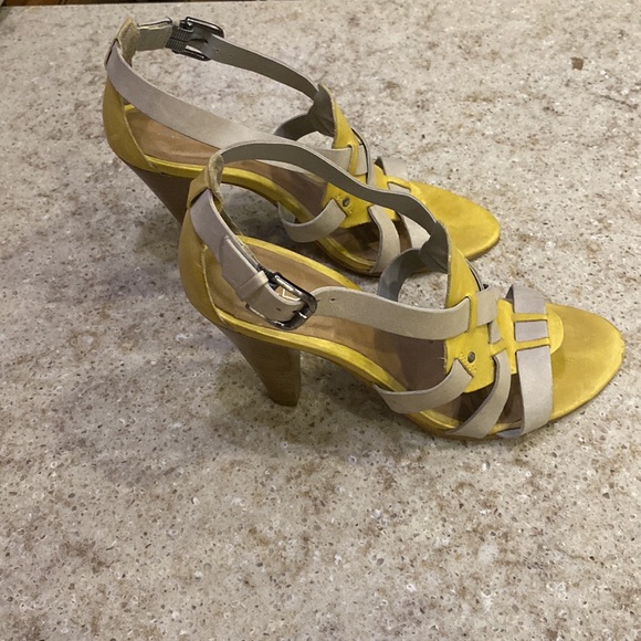 ALDO Yellow and Tan Vintage Wood Heeled Sandals Size 8 - Picture 3 of 6
